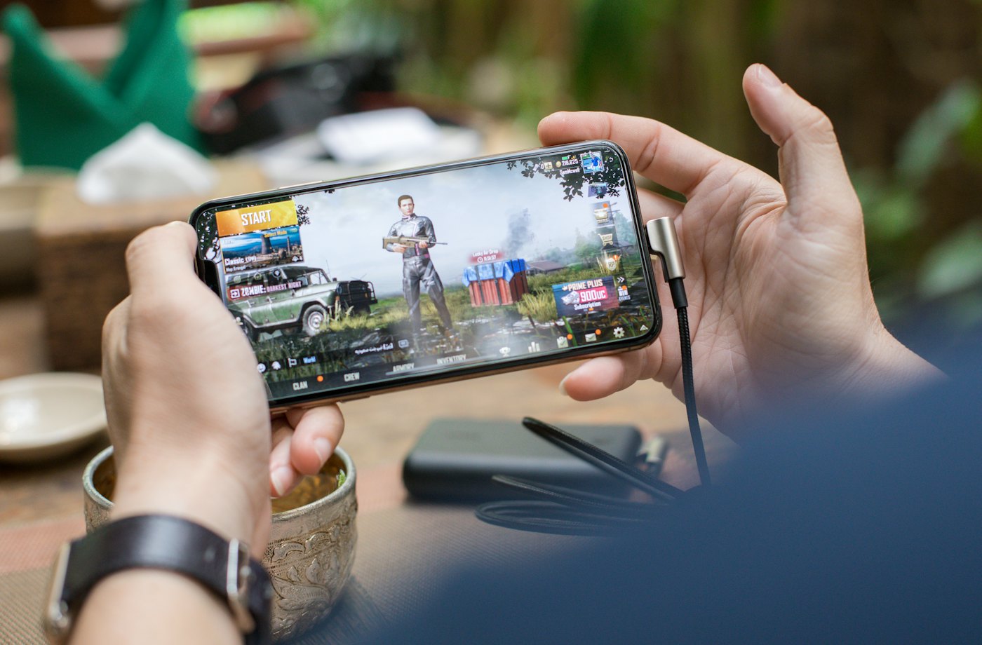 Telefonda mobil oyun oynayan kişi